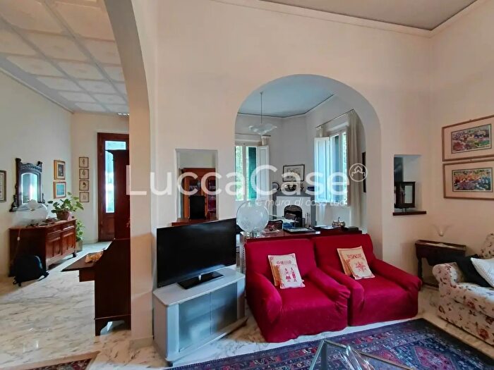 Casa con 10 locali in vendita in Montecatini Terme