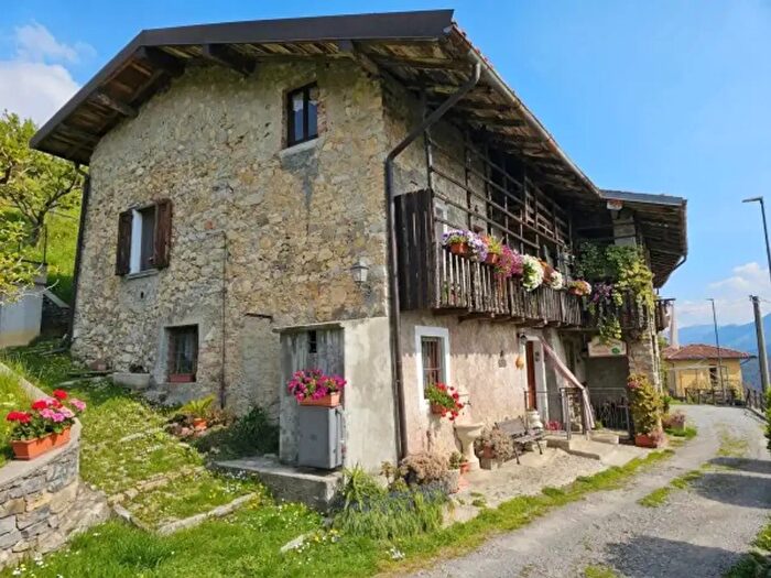 Casa con 6 locali in vendita in Via Caplatti, Ubiale Clanezzo