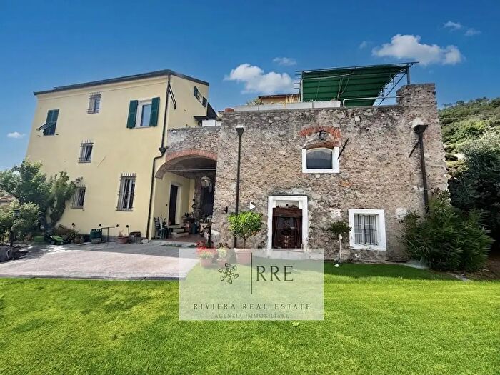 Casa con 11 locali in vendita in Via Gandolfi, Boissano
