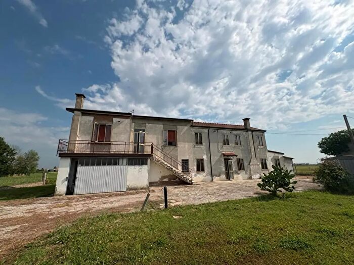 Casa quadrilocale in vendita in Bottrighe Località Goresina Inferiore, Adria
