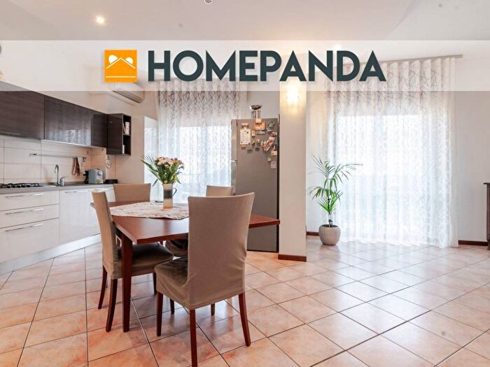 Appartamento con 5 locali in vendita in Via Roveggia, Zona Fiera, Verona