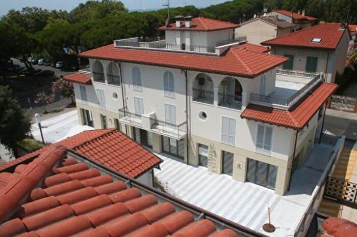 Appartamento con 6 locali in affitto in Forte Dei Marmi