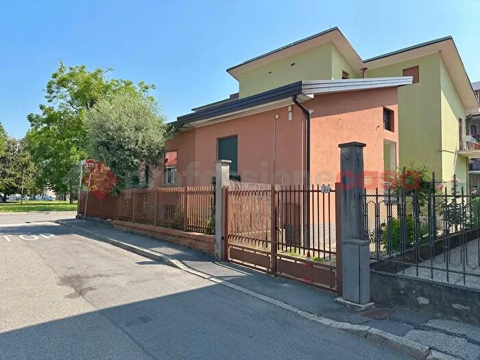 Casa trilocale in vendita in Via Casette, Opera