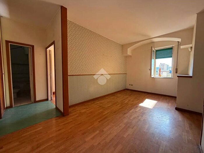 Appartamento trilocale in vendita in Via Napoli, Napoli