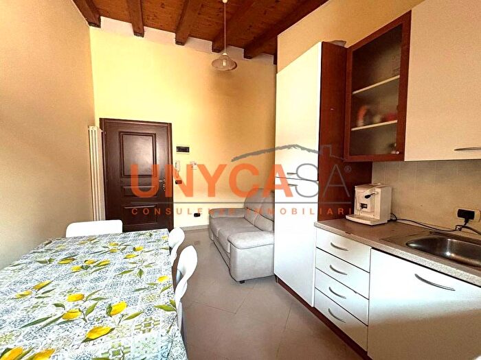 Appartamento trilocale in affitto in Vicoletto Cieco Fondachetto, Veronetta, Verona