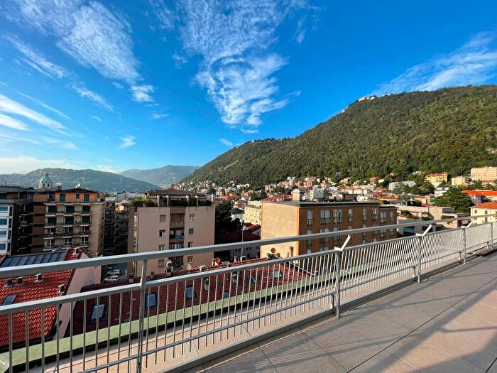 Casa trilocale in affitto in Via Tommaso Grossi, Borghi, Como