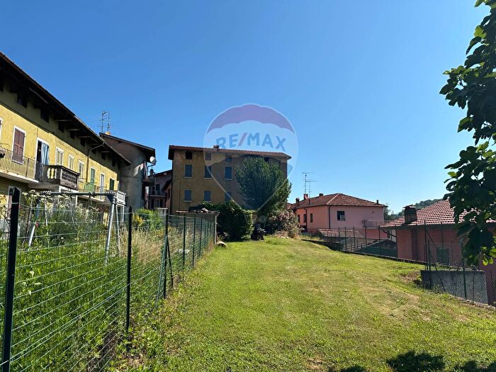 Casa con 8 locali in vendita in Via SantAnna, Cuasso Al Monte
