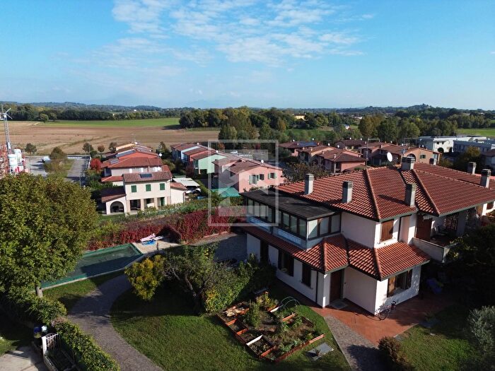 Casa con 6 locali in vendita in Viale Risorgimento, Volta Mantovana