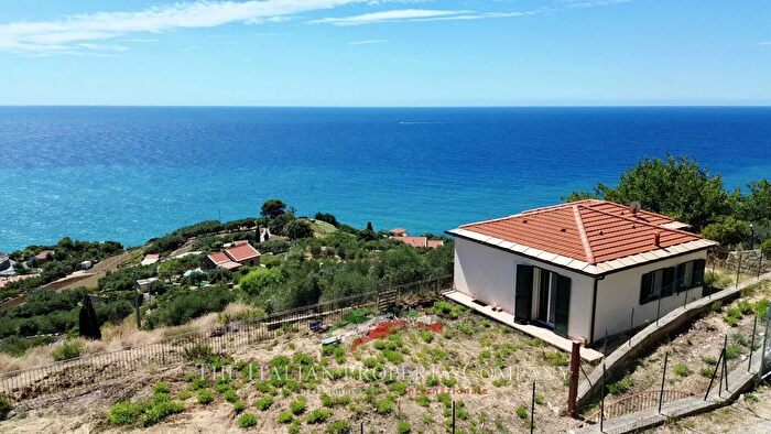 Casa quadrilocale in vendita in Cipressa