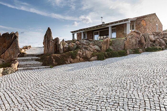 Casa con 10 locali in vendita in Via Casagliana Snc, Olbia