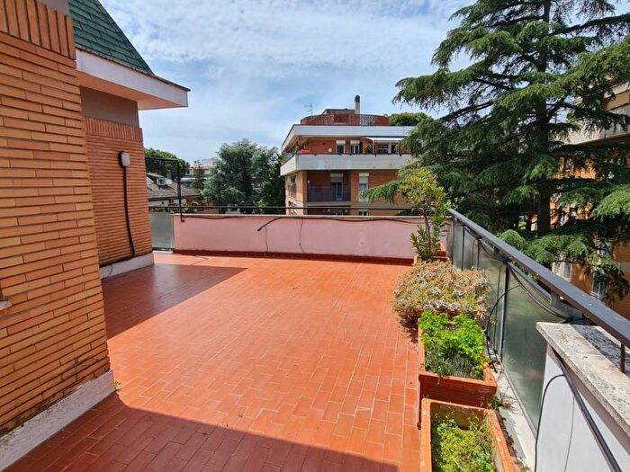 Casa con 5 locali in affitto in Via Mompeo, Tomba di Nerone, Roma