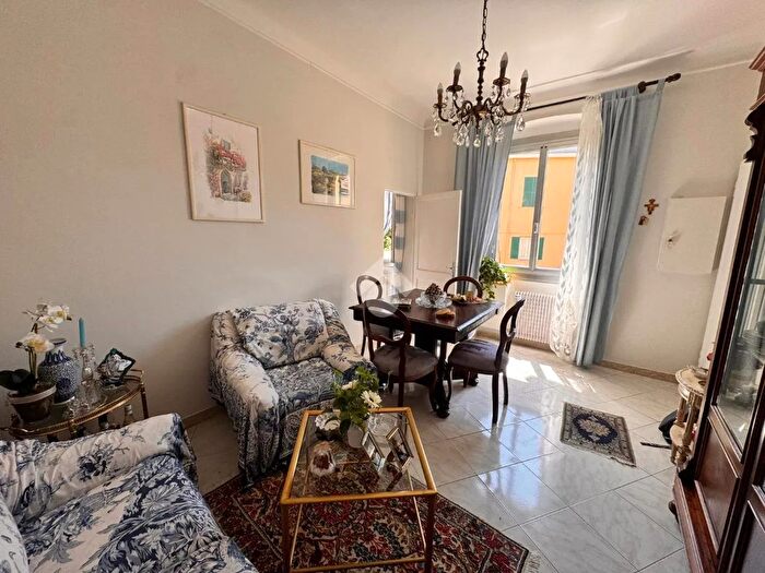 Appartamento con 6 locali in vendita in Via Vicenza, Genova