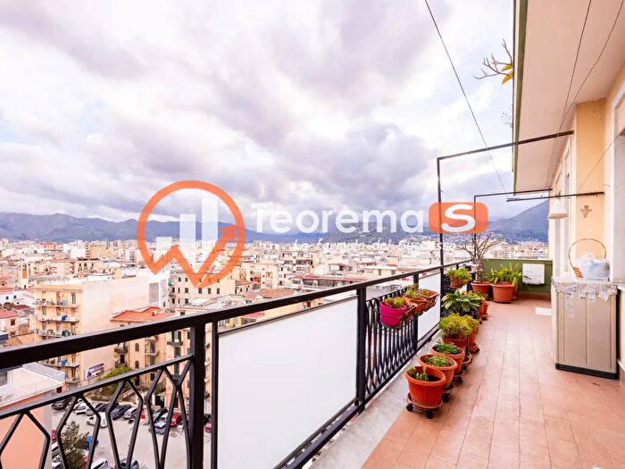 Appartamento con 9 locali in vendita in Via Serradifalco, Palermo