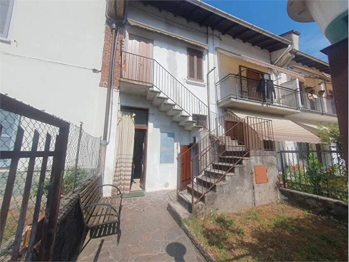 Appartamento trilocale in vendita in Via Trieste Varano Borghi Va, Varano Borghi