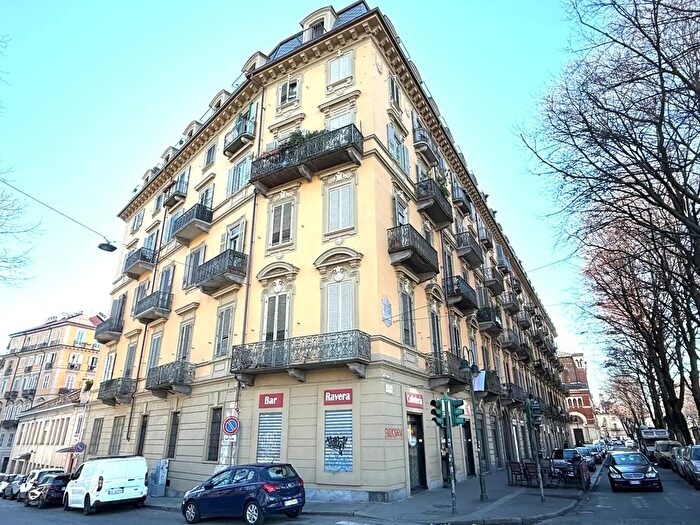 Appartamento trilocale in vendita in Corso Giulio Cesare, Torino