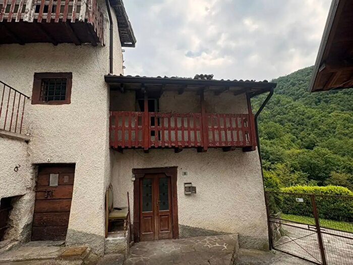 Casa con 5 locali in vendita in Via Pezze, Adrara San Martino