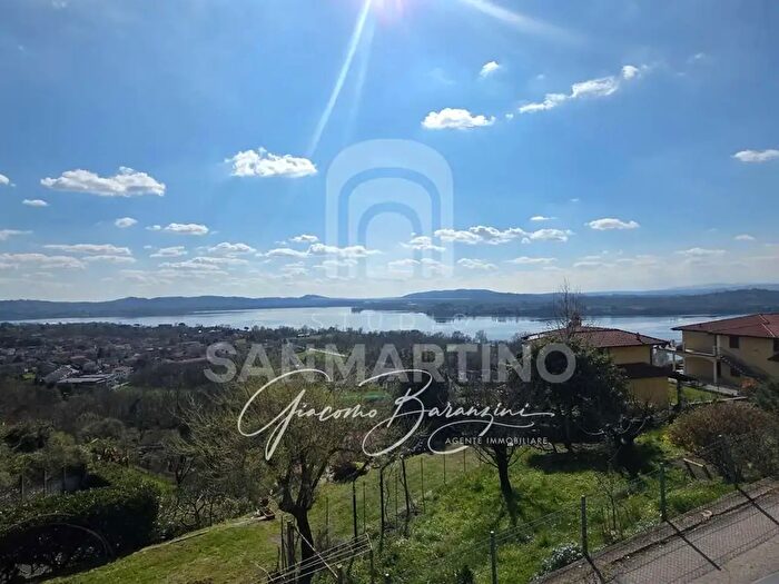 Appartamento bilocale in affitto in Via Borghi, Comerio