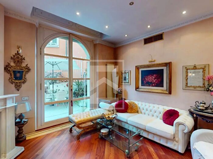 Casa con 8 locali in vendita in Via Giuseppe Giacosa, Milano