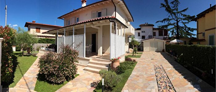 Casa con 12 locali in vendita in Pietrasanta