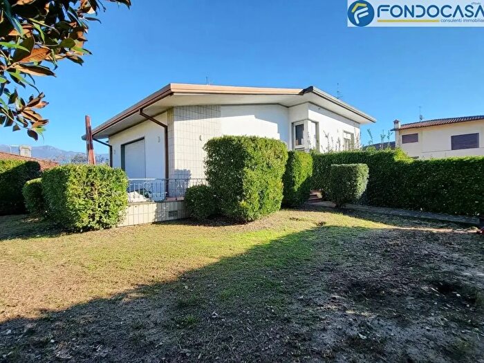 Casa con 8 locali in vendita in Via Asmara, Pietrasanta