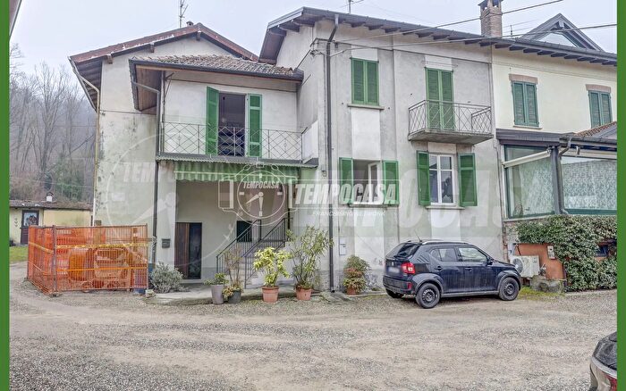 Casa con 5 locali in vendita in Besozzo