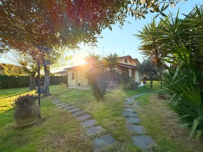 Casa con 7 locali in vendita in Crociale Pietrasanta, Pietrasanta