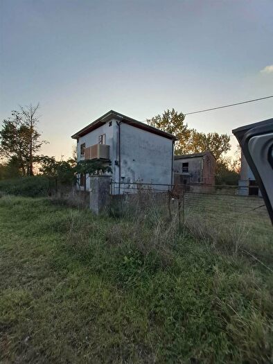 Casa con 8 locali in vendita in Mirandola