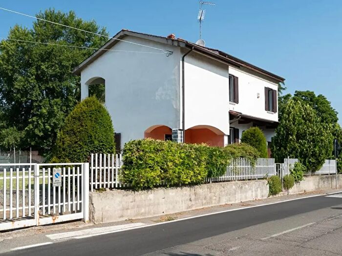 Casa trilocale in vendita in Strada Valle, Voghera