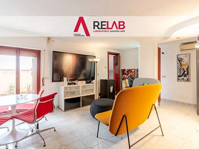 Appartamento con 8 locali in vendita in Via Asterio, Roma