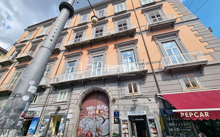 Appartamento quadrilocale in vendita in Piazza Dante Alighieri, Napoli