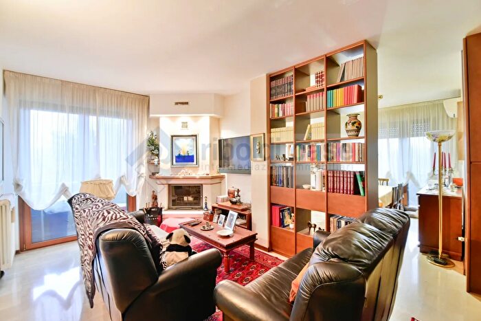 Appartamento con 5 locali in vendita in Giussano