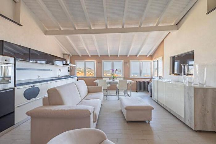 Appartamento trilocale in vendita in Via Roglio, Sanremo