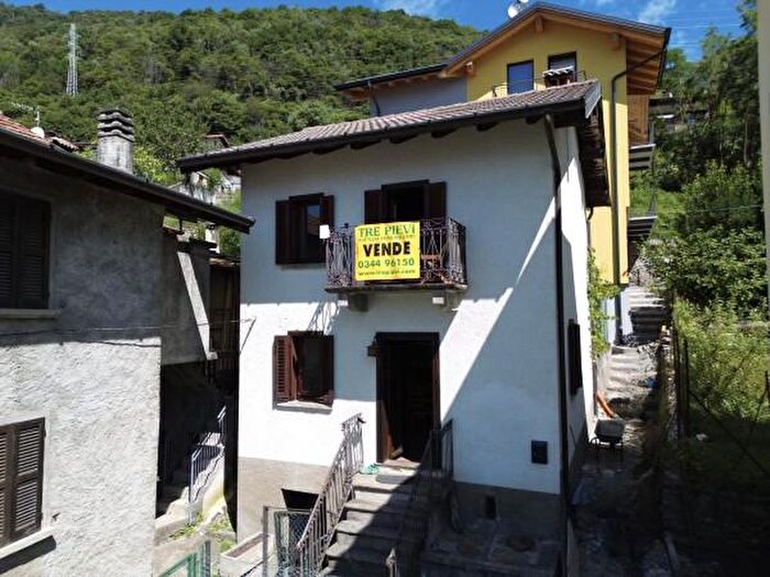 Casa quadrilocale in vendita in Via Montemezzo, Gera Lario