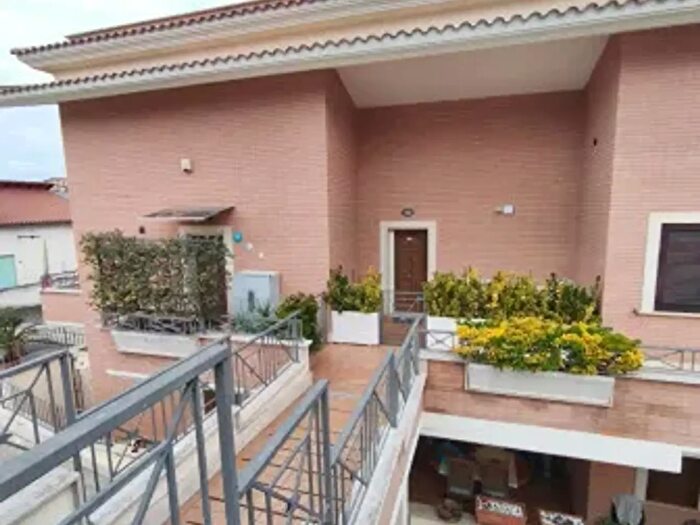 Appartamento trilocale in vendita in Via Norma Fratelli Parenti, Roma
