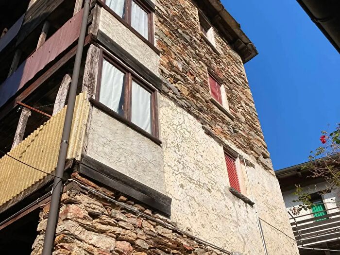 Casa con 9 locali in vendita in La Valle Fraz Falmenta, Valle Cannobina