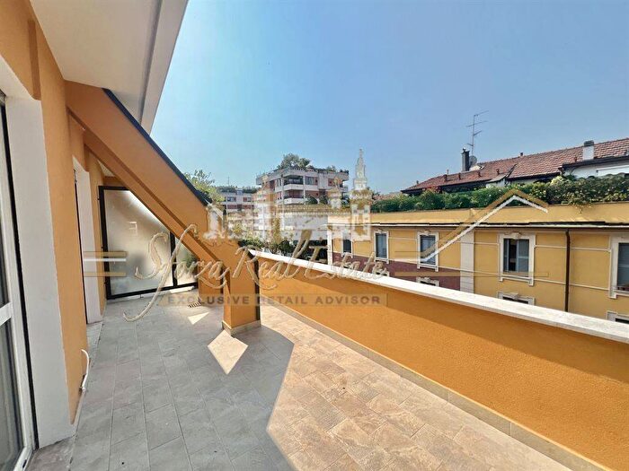 Appartamento quadrilocale in affitto in Via Andrea Maffei, Montenero, Milano