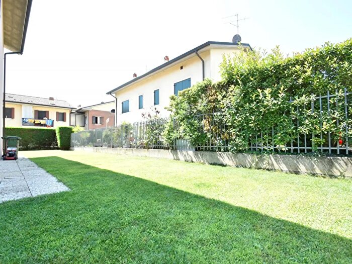 Casa con 6 locali in vendita in Via Vittorio Alfieri, Bussolengo