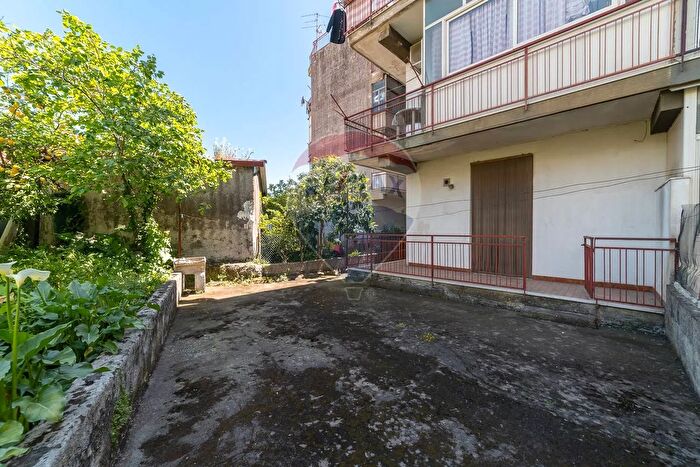 Appartamento con 5 locali in vendita in Via Petralia, Aci Catena