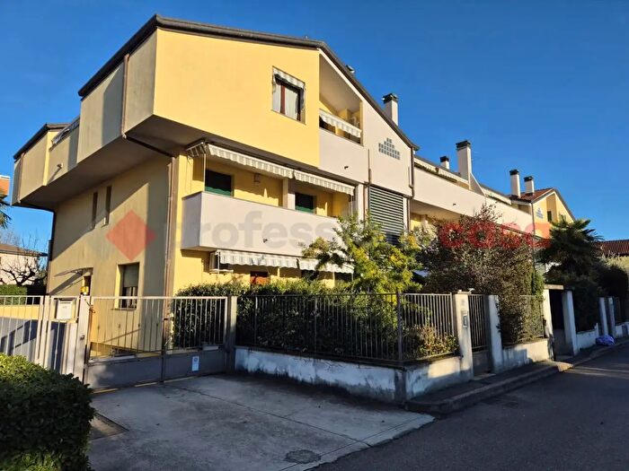 Appartamento trilocale in vendita in Via Monte Rosa, Cerro Maggiore