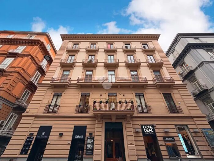 Appartamento con 5 locali in vendita in Via Vittoria Colonna, Napoli