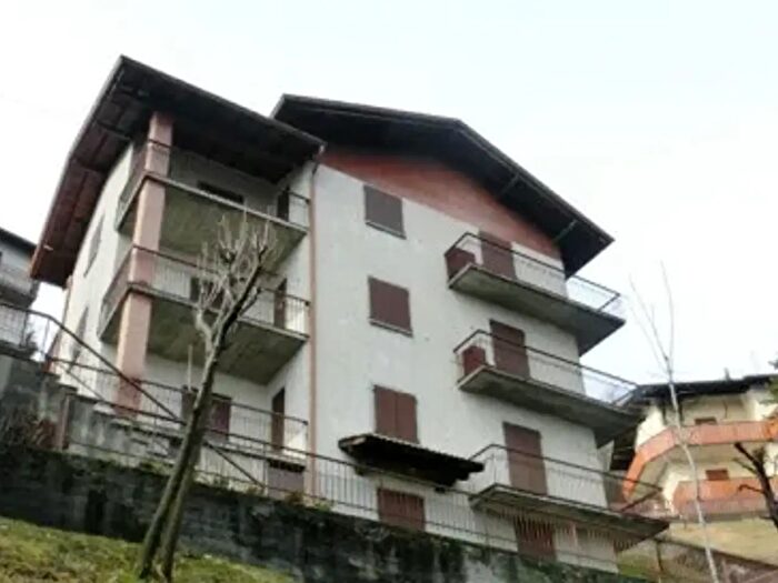 Appartamento trilocale in vendita in Via Aviatico, Selvino