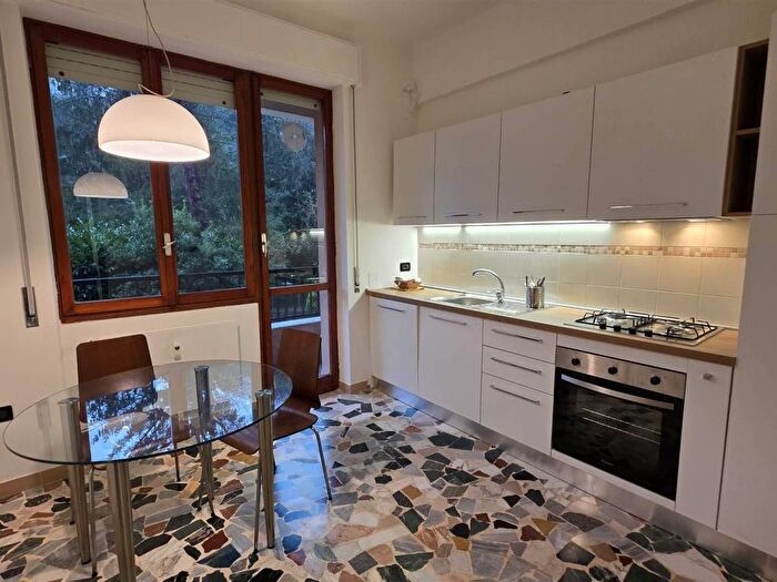 Appartamento con 6 locali in affitto in Bolzaneto, Genova