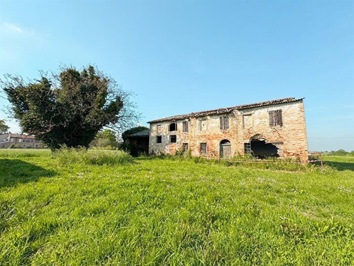 Casa con 10 locali in vendita in Via Mantraversa, Ravenna