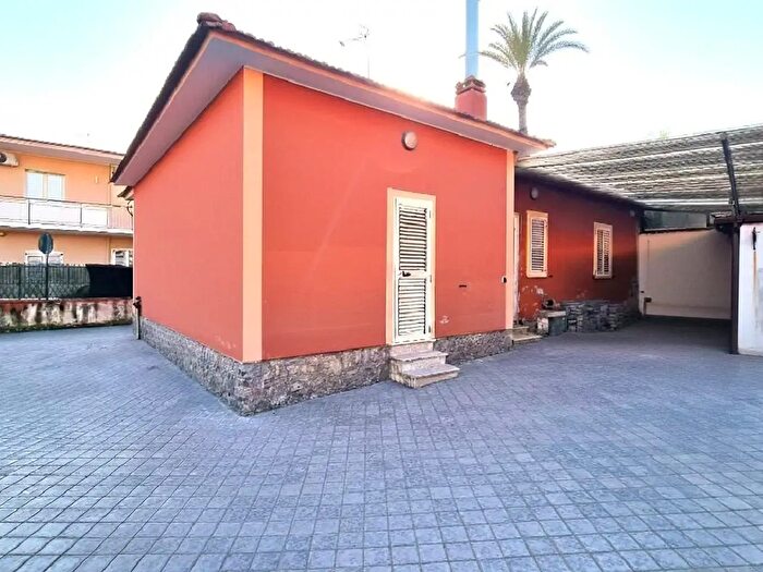 Casa quadrilocale in vendita in Via Cosenza, Mondragone