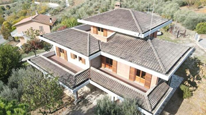 Casa con 6 locali in vendita in Castiglione Del Lago