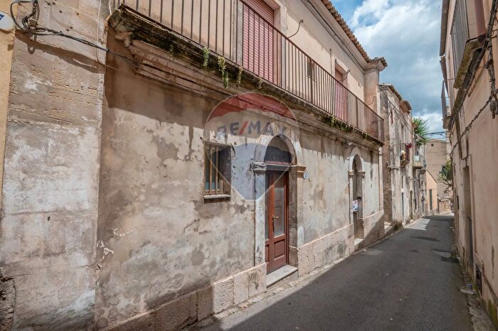 Appartamento con 11 locali in vendita in Via Chiaramonte, Ragusa