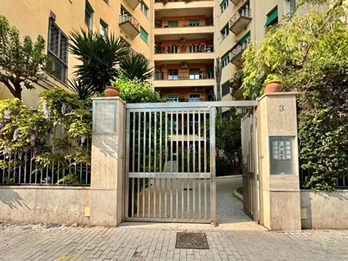 Appartamento con 5 locali in vendita in Via Gioacchino Rossini, Napoli