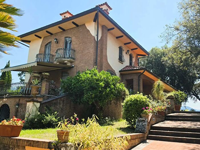 Casa con 13 locali in vendita in Castelnuovo Magra