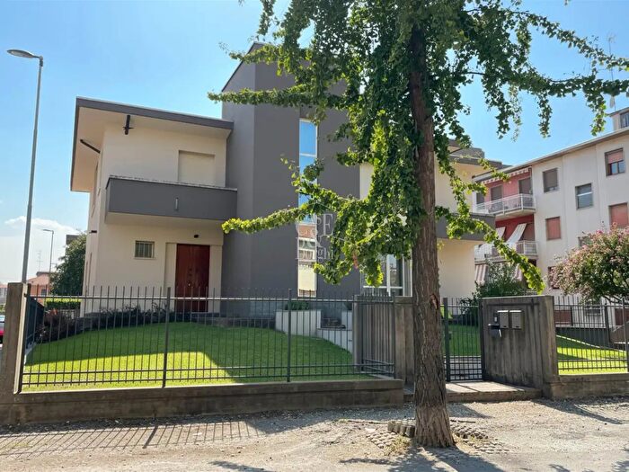 Casa con 16 locali in vendita in Via Ezio Vanoni, Voghera