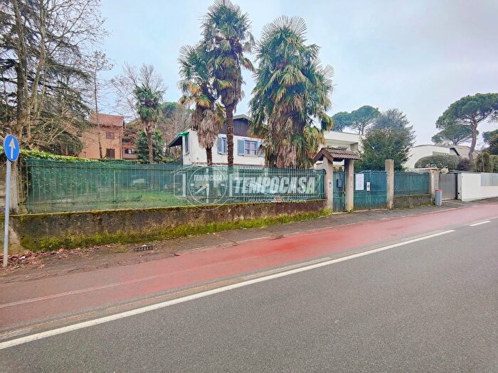 Casa trilocale in vendita in Via Giuseppe Parini, Barlassina